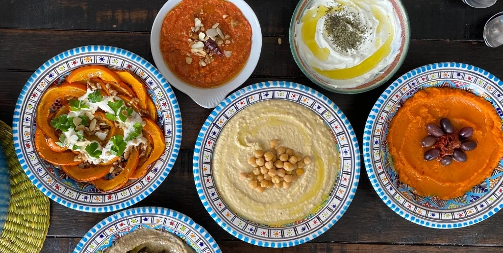 Sabores autênticos do Médio Oriente: hummus, baba ganoush, labneh e muito mais — um festim tradicional egípcio.