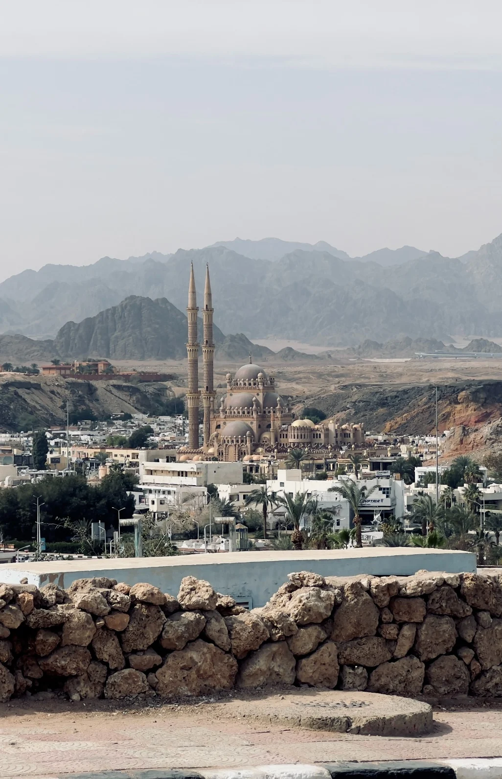 A impressionante Mesquita Al Sahaba, misturando arquitetura majestosa com a paisagem montanhosa do Sinai.