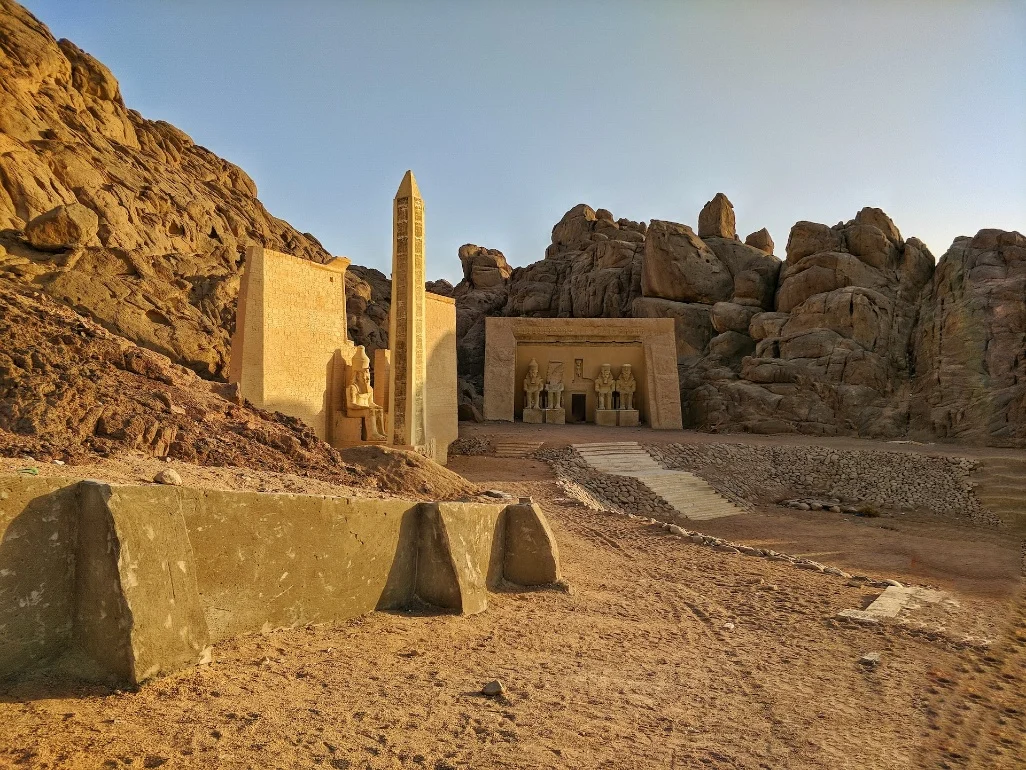 Descobre o deserto do Sinai e as suas surpreendentes réplicas arqueológicas — um cenário místico entre montanhas de pedra e história egípcia.